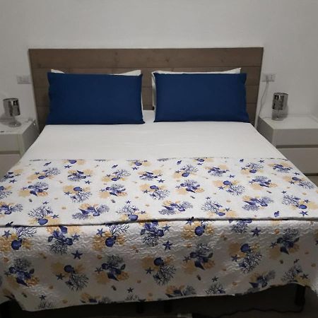 Un Passo Dal Mare Bed & Breakfast Fiumicino Exterior photo A bed with a bedsheet