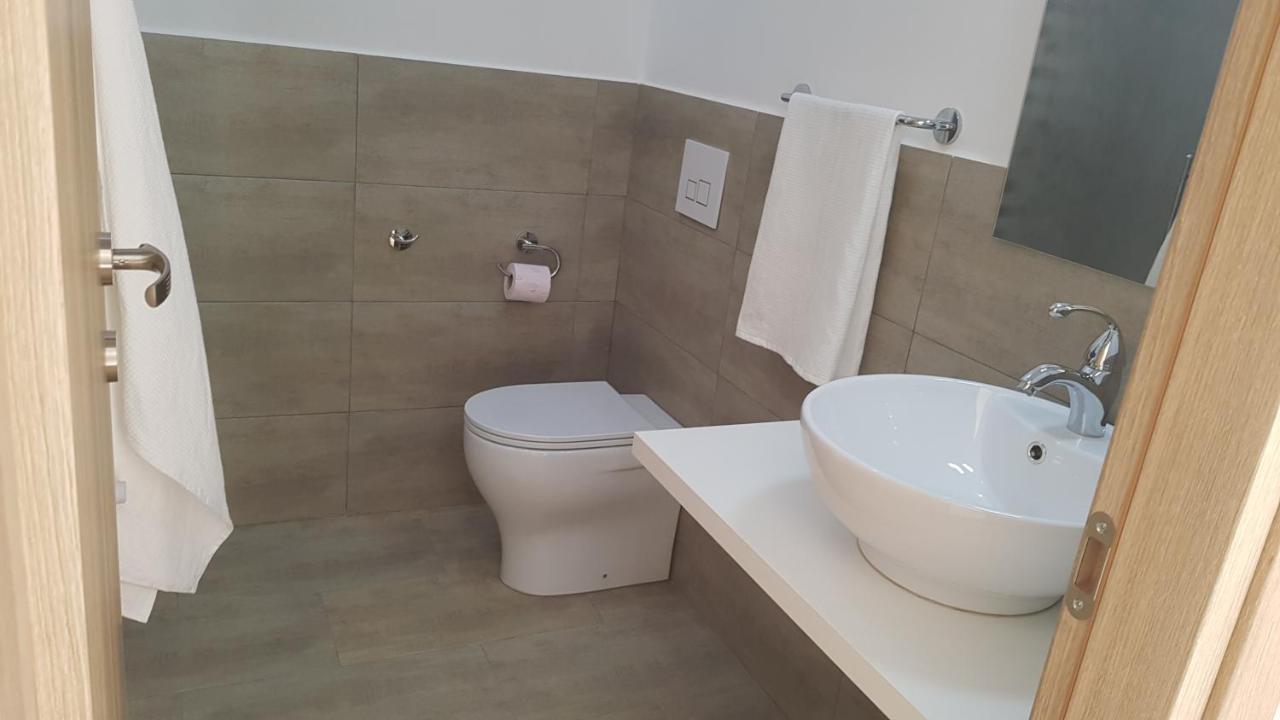 Un Passo Dal Mare Bed & Breakfast Fiumicino Exterior photo Bathroom in a hotel