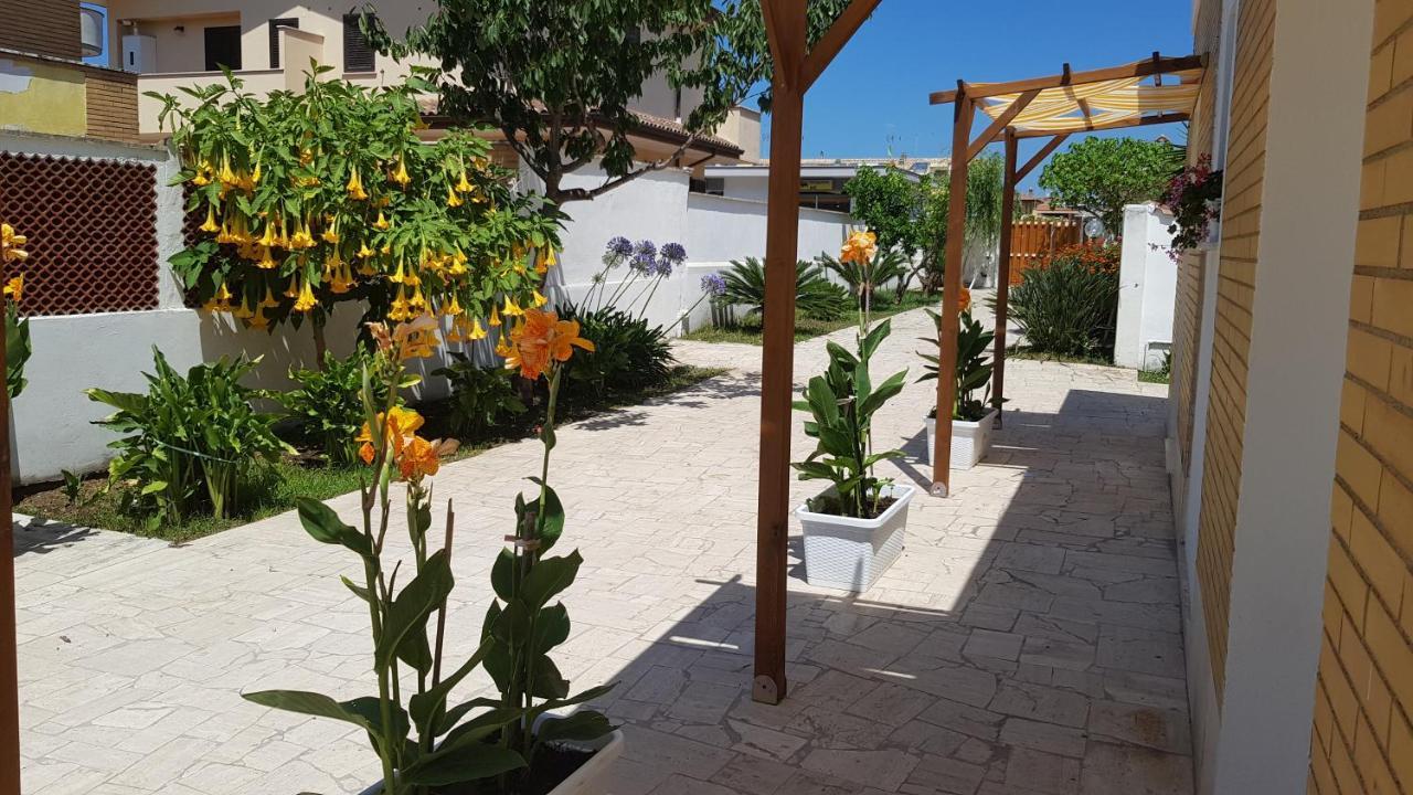 Un Passo Dal Mare Bed & Breakfast Fiumicino Exterior photo