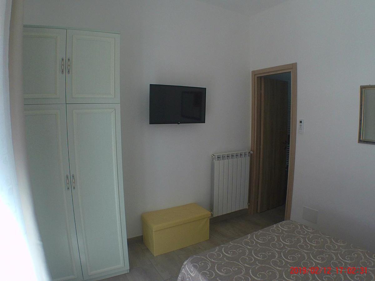 Un Passo Dal Mare Bed & Breakfast Fiumicino Exterior photo A room in the hostel