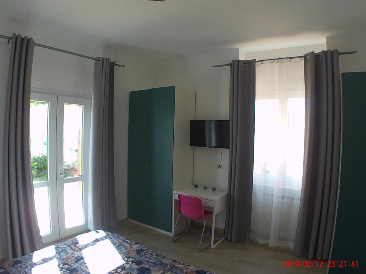 Un Passo Dal Mare Bed & Breakfast Fiumicino Exterior photo