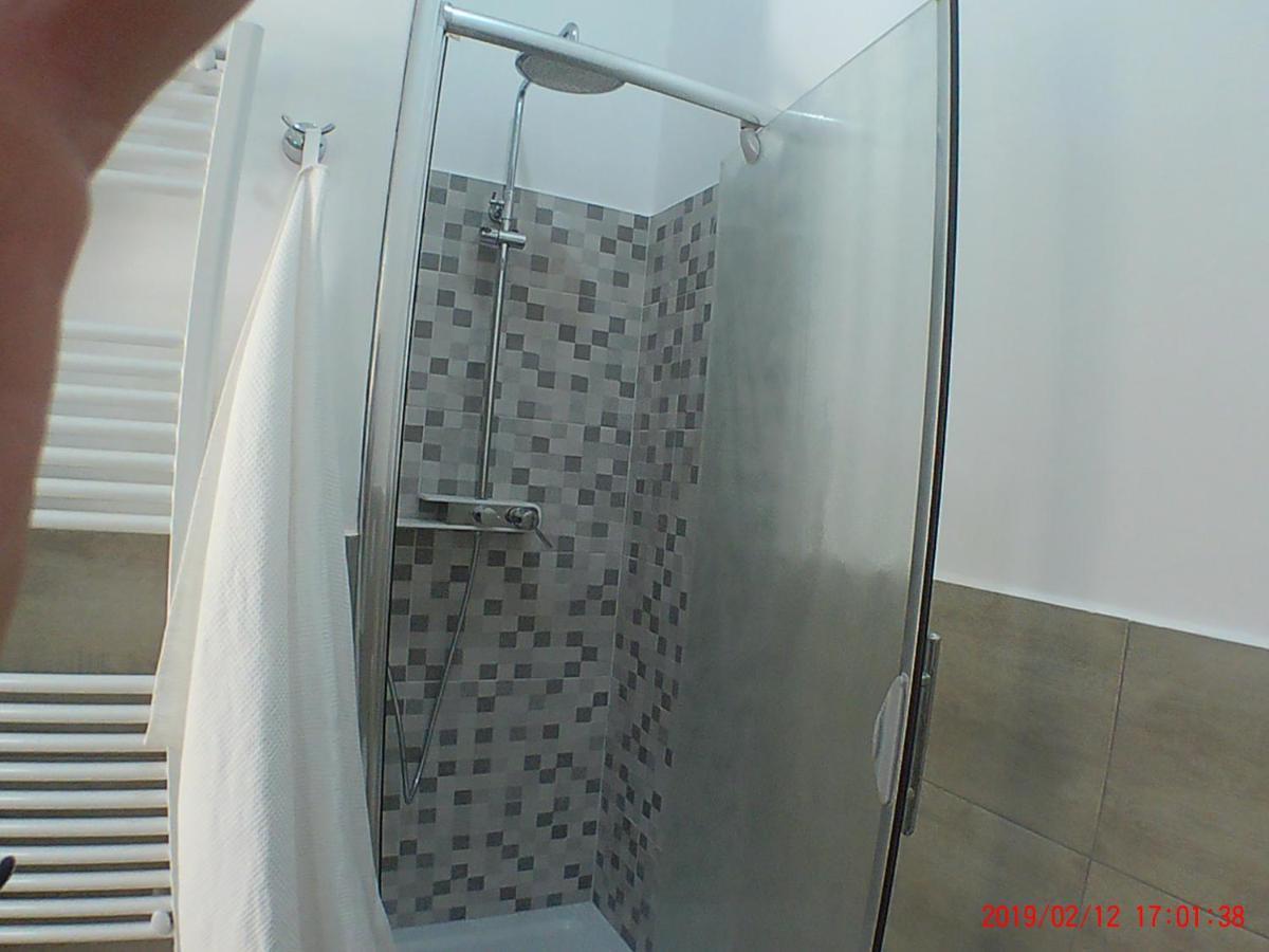 Un Passo Dal Mare Bed & Breakfast Fiumicino Exterior photo A shower cubicle