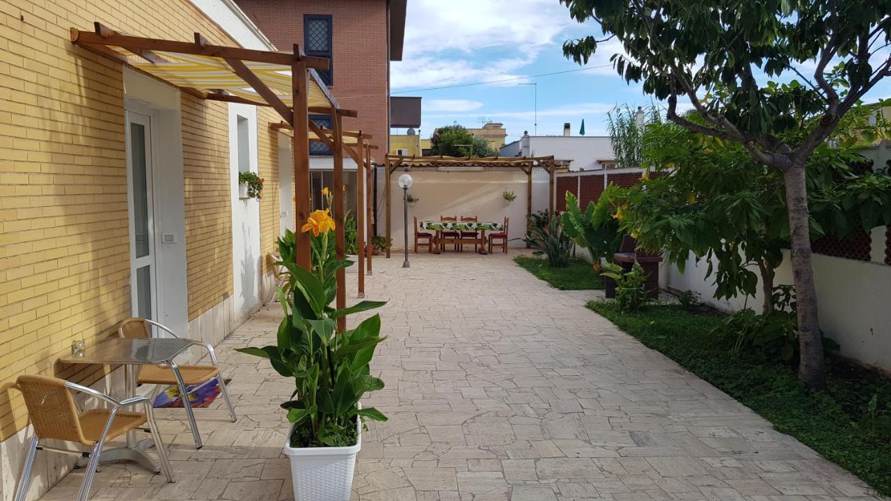 Un Passo Dal Mare Bed & Breakfast Fiumicino Exterior photo A pergola in a garden