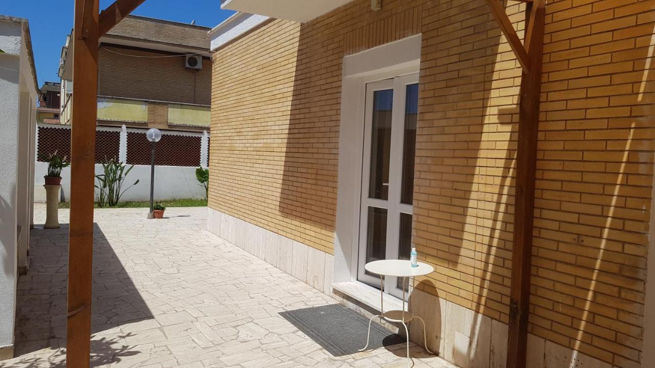 Un Passo Dal Mare Bed & Breakfast Fiumicino Exterior photo A typical house in the village