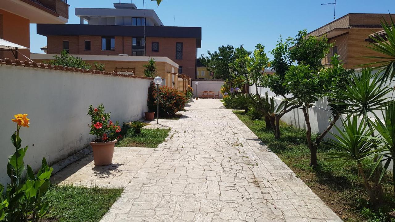 Un Passo Dal Mare Bed & Breakfast Fiumicino Exterior photo A street in the village