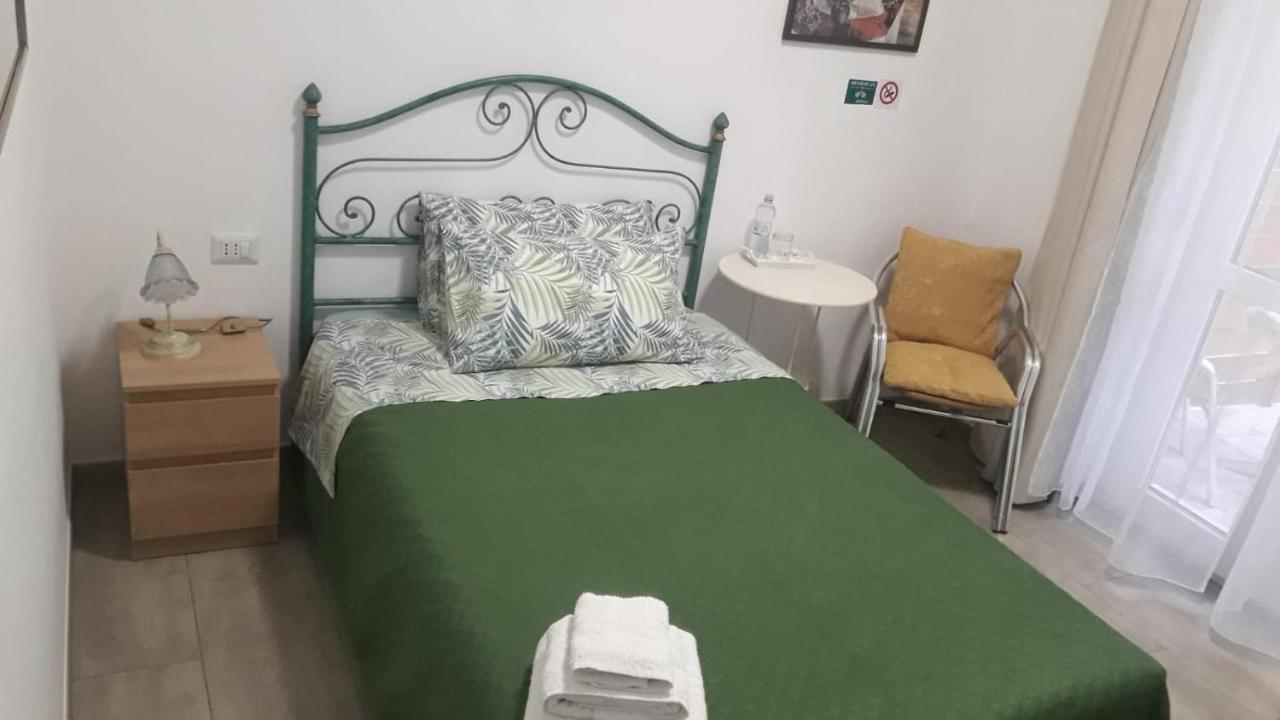 Un Passo Dal Mare Bed & Breakfast Fiumicino Exterior photo A room at the hostel