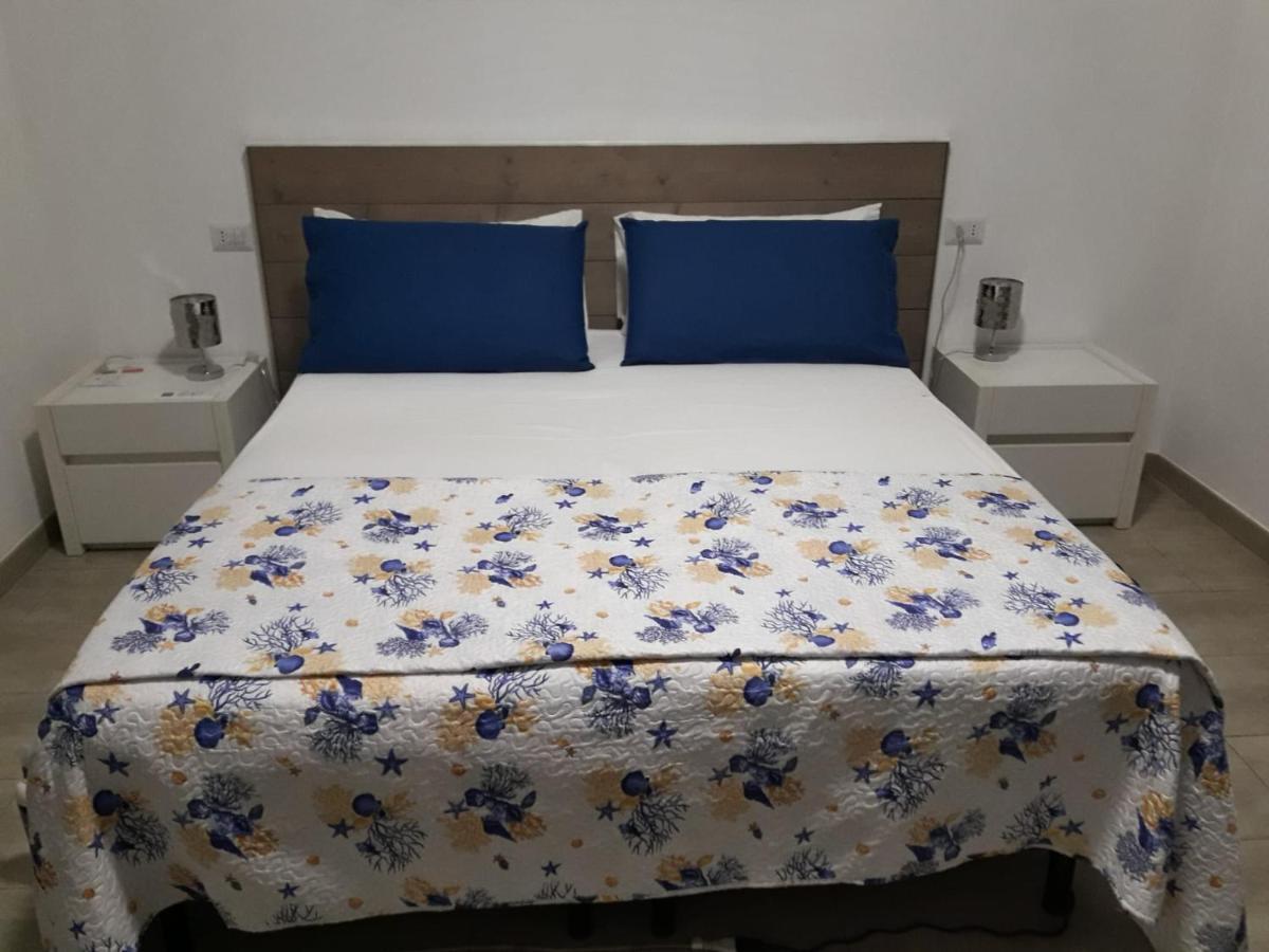 Un Passo Dal Mare Bed & Breakfast Fiumicino Exterior photo A bed with a bedsheet