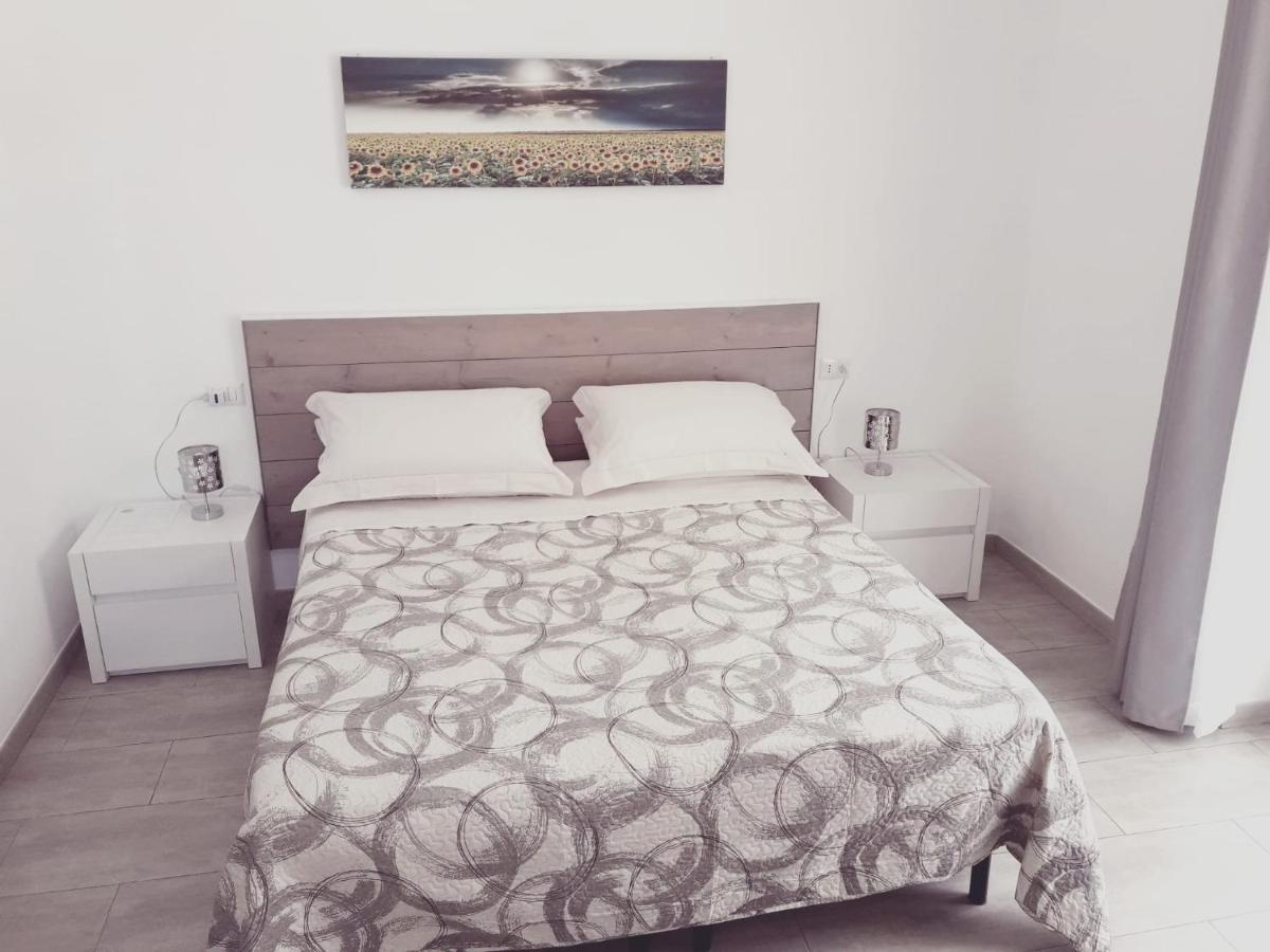 Un Passo Dal Mare Bed & Breakfast Fiumicino Exterior photo A bedroom